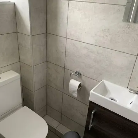 Apartamento Basingstoke 1X Double Bed And Sofa Bed Sherborne St John Exterior foto