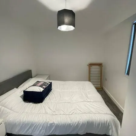Apartamento Basingstoke 1X Double Bed And Sofa Bed Sherborne St John Exterior foto