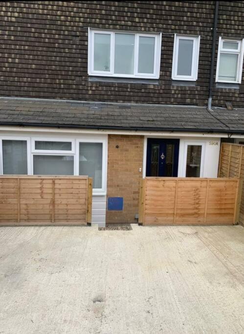 Basingstoke 1x Double Bed And Sofa Bed Apartment