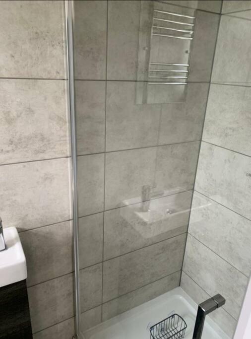 Basingstoke 1x Double Bed And Sofa Bed Apartment Sherborne St John