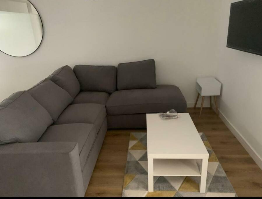 Basingstoke 1x Double Bed And Sofa Bed * Sherborne St John