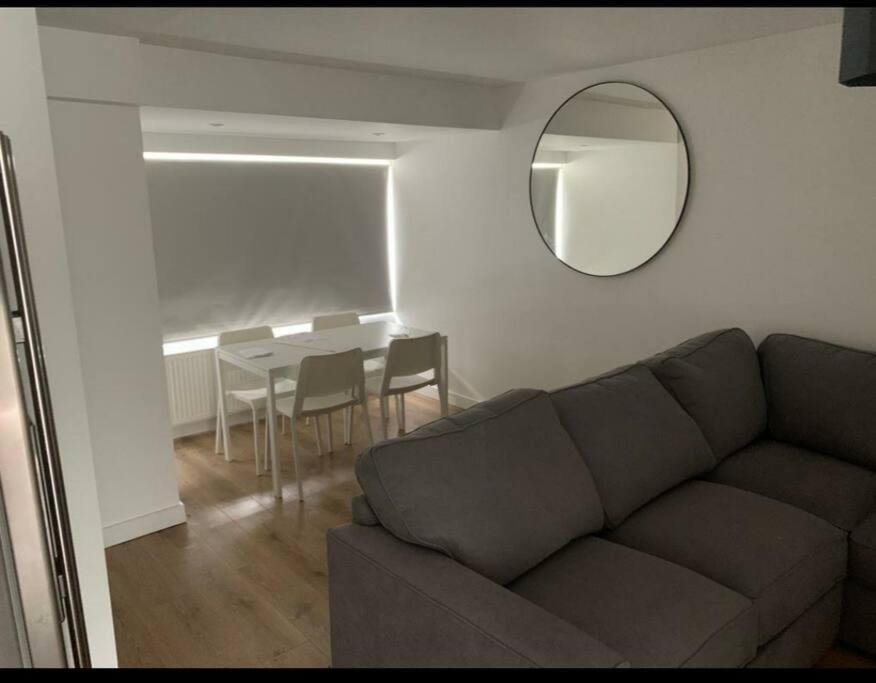 Basingstoke 1x Double Bed And Sofa Bed Apartment